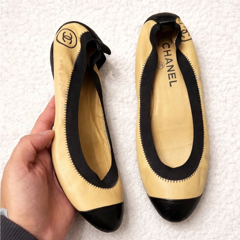 CHANEL 12P CC Logo Classic Beige Black Leather Cap-Toe Ballet Flats